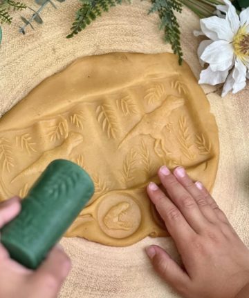Yellow Door Let’s Roll Dinosaur Set, Great for play doh or sand play - Image 4