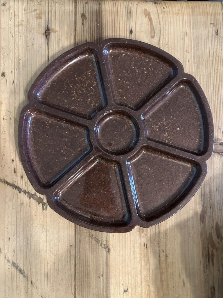 Resin sorting tray