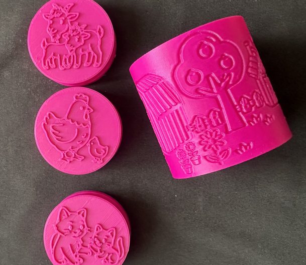 Baby Animal Stamper & Roller Set – Great for Coloured Play Dough or Damp sand, Also Ideal For Nature, Farm & Woodland Projects