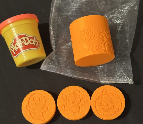 Halloween Stamper & Roller Set With Play Doh – Great for Coloured Play Dough or Damp sand, Also Ideal For Autumn & Halloween Projects