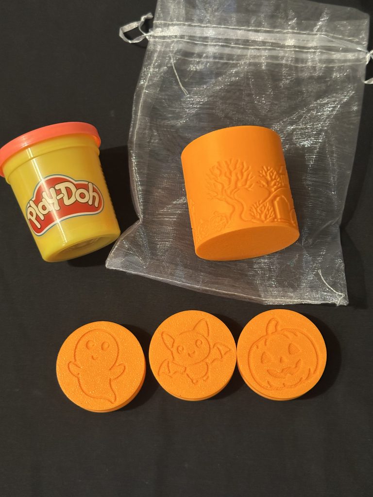 Halloween Stamper & Roller Set With Play Doh – Great for Coloured Play Dough or Damp sand, Also Ideal For Autumn & Halloween Projects