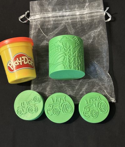 Tractor Stamper & Roller Set Including Play Doh – Great for Coloured Play Dough or Damp sand, Also Ideal For Farming, Nature Or Harvest Projects