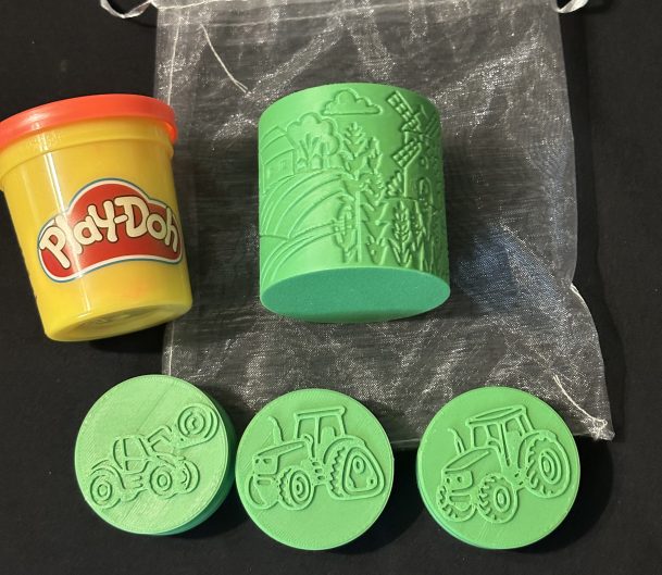 Tractor Stamper & Roller Set Including Play Doh – Great for Coloured Play Dough or Damp sand, Also Ideal For Farming, Nature Or Harvest Projects