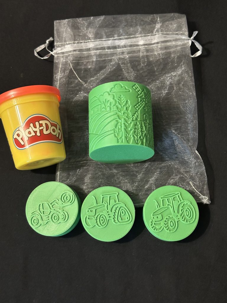 Tractor Stamper & Roller Set Including Play Doh – Great for Coloured Play Dough or Damp sand, Also Ideal For Farming, Nature Or Harvest Projects