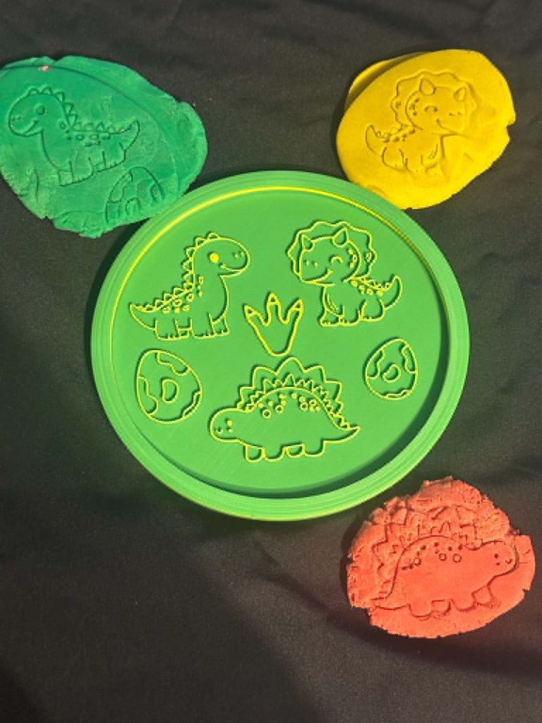3D printed Dinosaur platter - Hands on tool for stamping
