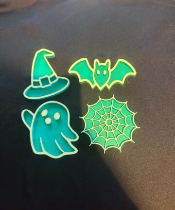 Mini Halloween sensory play trays - great for sensory play activities